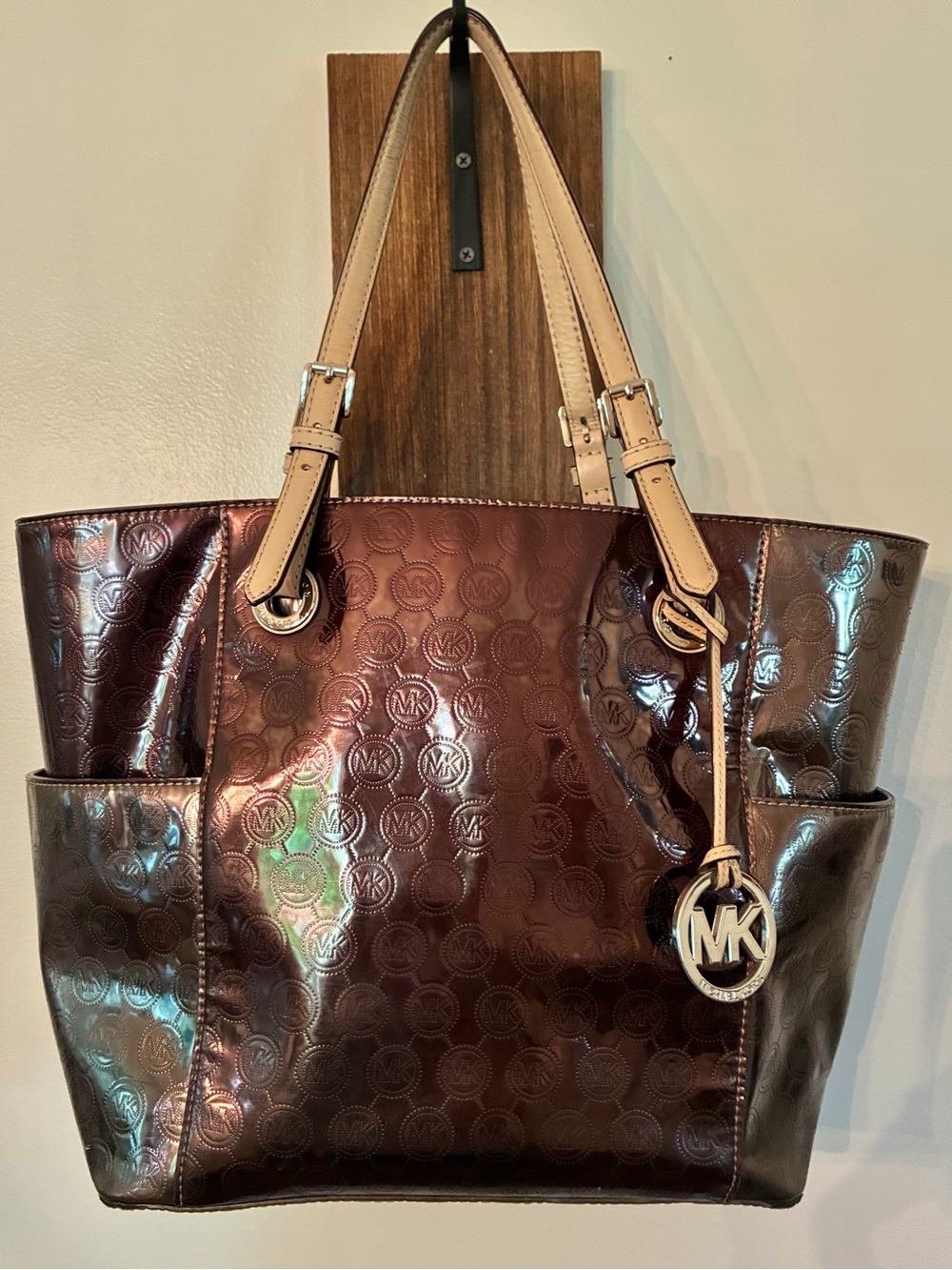 Michael Kors jet set east west signature tote. Glossy brown patent leather